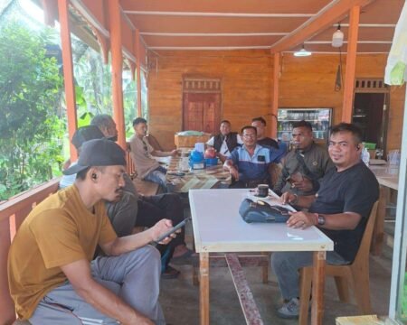 Aktivitas masyarakat Kabupaten Lingga, Zuhardi saat mendapatkan informasi terkait keluhan masyarakat dari aktivitas PT CSA di Daik Lingga