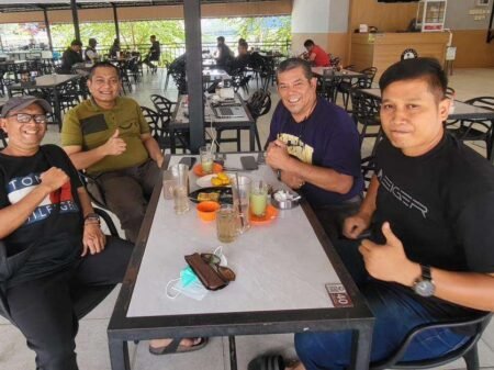 Ketua PWI Kepri, Saibansah dardani bersama Ketua SMSI Kepri Rinaldi Samjaya didampingi Wakil Sekretaris PWI Kepri, Muhammad Ikhsan dan Wakil Ketua Bidang Kerjasama SMSI Kepri, Nov Iwandra dalam silaturahmi di Sei Panas, Batam, Sabtu (29/8/2026).(ft.PWI Kepri)