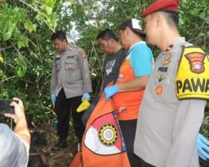 Polisi saat melakukan evakuasi temuan kerangka manusia disemak bakau kawasan pantai,Jalan Haji Ungar Kelurahan Tanjung Ayun Sakti, Kota Tanjungpinang, Sabtu (29/08/2026) (ft.red)