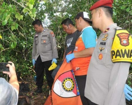 Polisi saat melakukan evakuasi temuan kerangka manusia disemak bakau kawasan pantai,Jalan Haji Ungar Kelurahan Tanjung Ayun Sakti, Kota Tanjungpinang, Sabtu (29/08/2026) (ft.red)