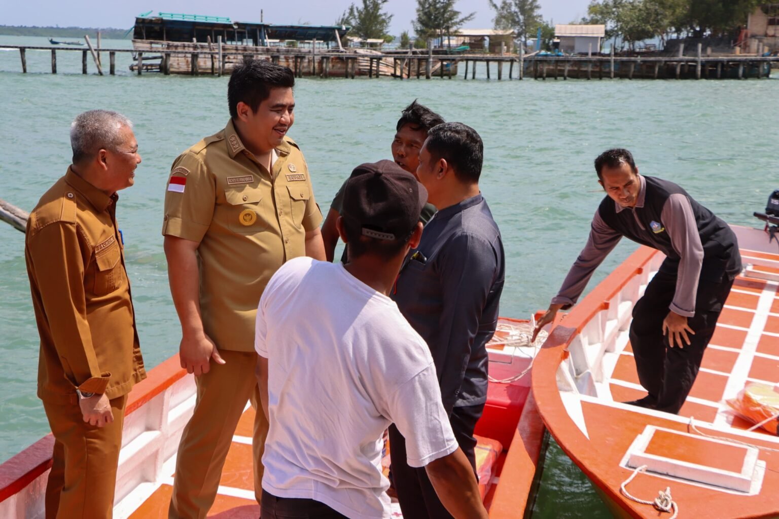 Roby Kurniawan Serahkan 11 Unit Sarana Penangkapan Ikan kepada Kelompok Nelayan Bupati Bintan Roby Kurniawan berbincang bersama nelayan saat penyerahan kapal bantuan