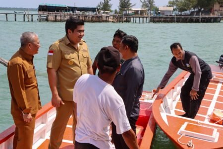 Bupati Bintan Roby Kurniawan berbincang bersama nelayan saat penyerahan kapal bantuan