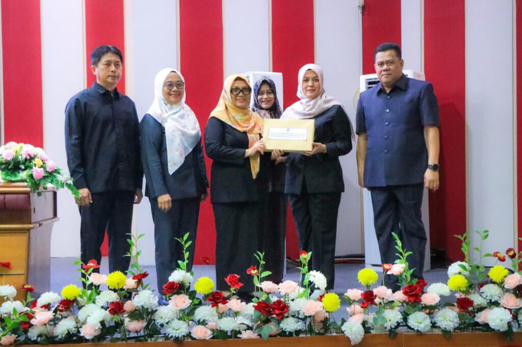 Deby Sampaikan Rancangan Perubahan KUA-PPAS 2026, Pendapatan Diproyeksikan Naik menjadi Rp1,029 Triliun Wakil Bupati Bintan Deby Maryanti menyerahkan Rancangan Perubahan KUAPPAS TA 2026 kepada Ketua DPRD Bintan Fiven Sumanti dalam Rapat Paripurna Kamis (6/8).