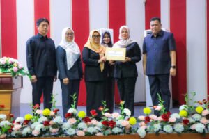 Wakil Bupati Bintan Deby Maryanti menyerahkan Rancangan Perubahan KUAPPAS TA 2026 kepada Ketua DPRD Bintan Fiven Sumanti dalam Rapat Paripurna Kamis (6/8).
