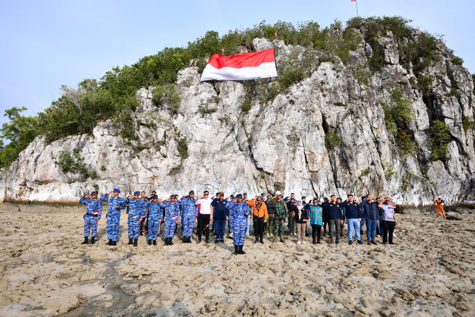 Jelang HUT ke-81 RI, TNI AU Lanud RSA Natuna Bersama Masyarakat Kibarkan Bendera Merah Putih di Pulau Sahi