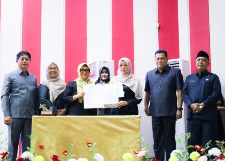 Wabup Bintan Deby Maryanti menyerahkan KUA PPAS APBD 2027 kepada Ketua DPRD Bintan Fiven Sumanti dalam paripurna, Selasa (11/8/).