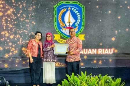 Wagub Kepri, Nyanyang Haris Pratamura menerima penghargaan Provinsi dengan Kinerja Penuh diserahkan Kepala LKPP Sarah Sadiqa, Selasa (11/8).