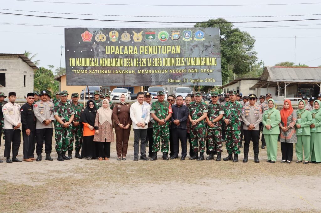Sekda Bintan Ronny Kartika bersama jajaran TNI AD dan udangan saat penutupan TMMD