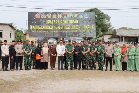 Sekda Bintan Ronny Kartika bersama jajaran TNI AD dan udangan saat penutupan TMMD