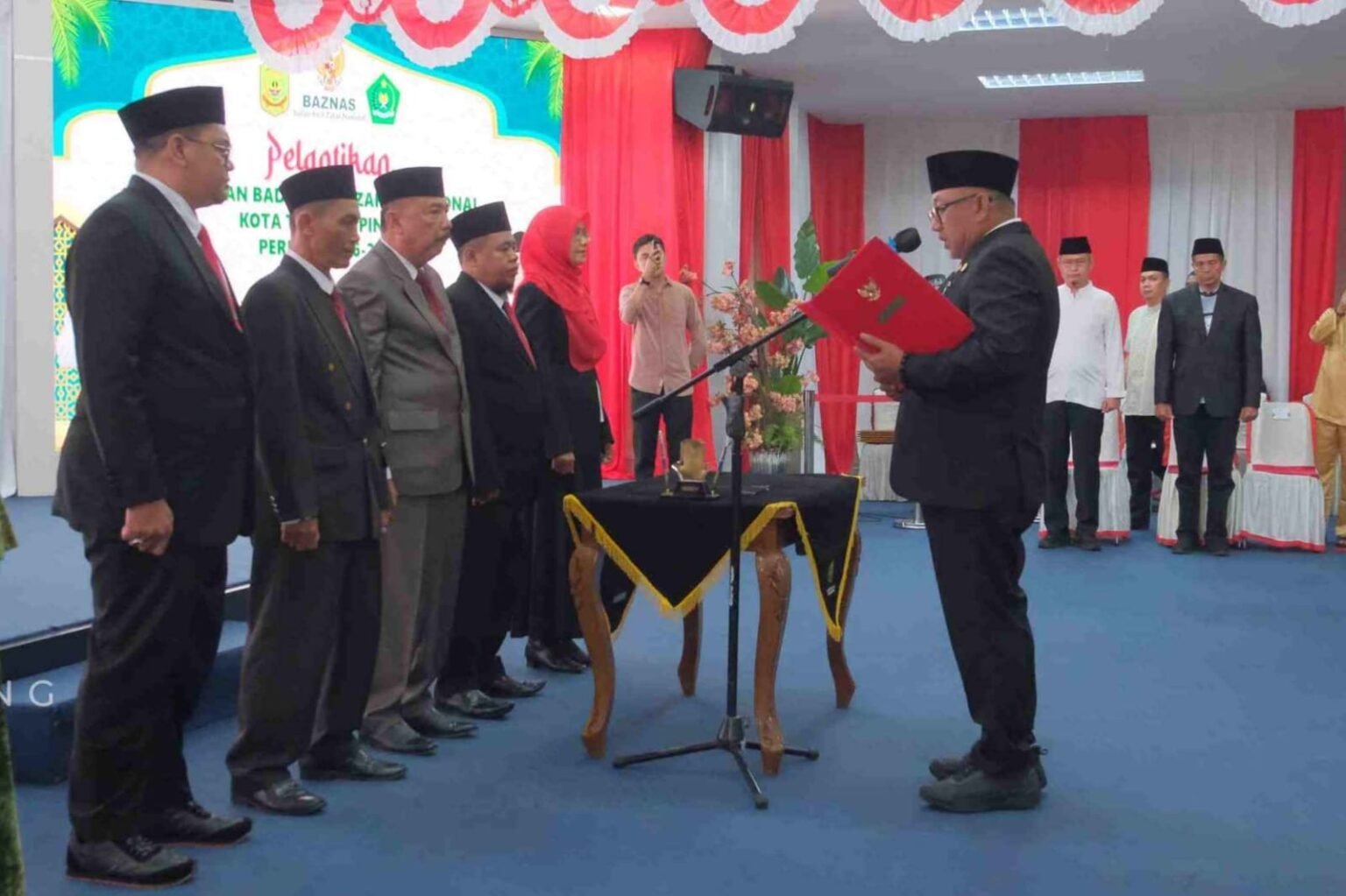 Walikota Tanjungpinang Lis Darmansyah melantik pimpinan BAZNAS Tanjungpinang periode 2926-2031 di Aula Kantor Wali Kota Tanjungpinang, Sabtu (15/8).