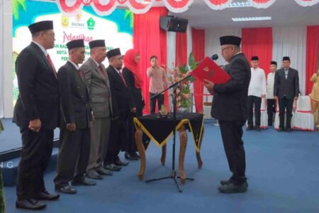 Walikota Tanjungpinang Lis Darmansyah melantik pimpinan BAZNAS Tanjungpinang periode 2926-2031 di Aula Kantor Wali Kota Tanjungpinang, Sabtu (15/8).