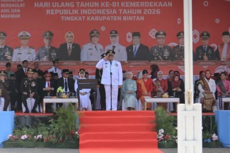 Bupati Bintan, Roby Kurniawan bertindak sebagai Inspektur upacara HUT Kemerdekaan RI