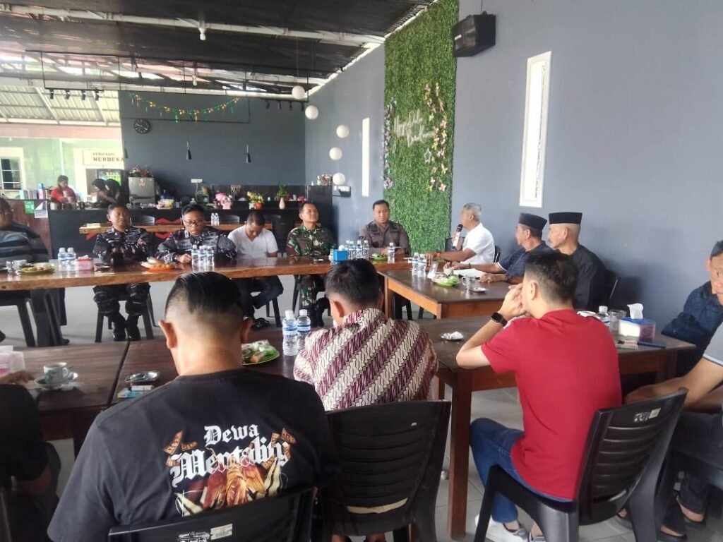 Rapat dan silaturahmi Aliasi Masyarakat Kabupaten Lingga bersama unsur pengisian di Kedai Kpi Merdeka Dabo Singkep untuk mendukung masuknya investasi PT Tiansan"