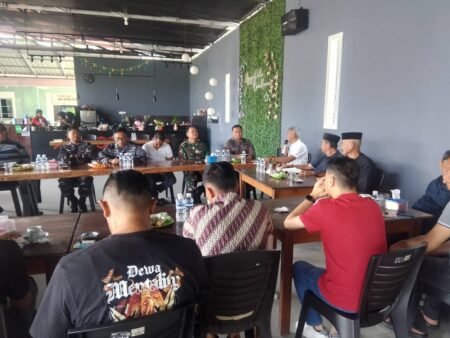 Rapat dan silaturahmi Aliasi Masyarakat Kabupaten Lingga bersama unsur pengisian di Kedai Kpi Merdeka Dabo Singkep untuk mendukung masuknya investasi PT Tiansan"