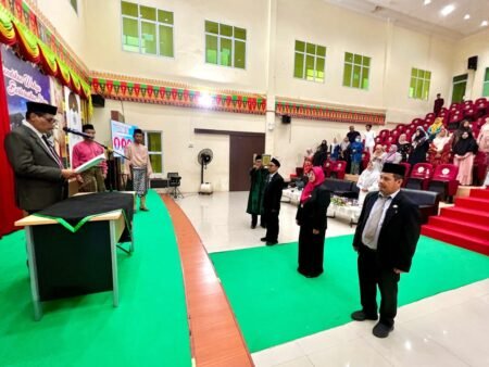 Ketua STAIN SAR Kepri Prof. Dr. Azni, M.Ag., mengukuhkan tiga Wakil Ketua untuk periode 2026–2030 di Auditorium Razali Jaya, Jumat (21/8).