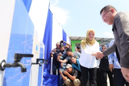 Wabub Bintan Deby Maryanti dan Direktur Utama PT Sucofindo, Sandry Pasambuna disela-sela peresmian sumur bor air bersih