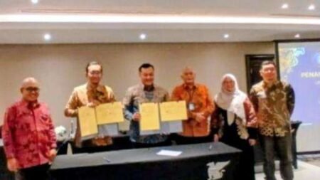 Penandatanganan naskah kerja sama yang dihadiri Rektor UMRAH, Rektor UB, Rektor UNY, jajaran pimpinan UMRAH, serta Dekan Fakultas Ekonomi dan Bisnis Universitas Brawijaya (FEB UB), di Surabaya, Minggu (30/8/2026).(ft Humas UMRAH)
