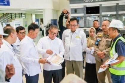 Wakil Gubernur Kepri Nyanyang Haris Pratamura didampingi Kadis PUPP Rodi Yantari dan Direktur RSUD RAT Bambang Utoyo melihat Shop drawing - gambar teknis rinci - perbaikan fasilitas di RSUD Provinsi Kepri Raja Ahmad Tabib, Rabu (02/09/2026). (Ft.Diskominfo Kepri)