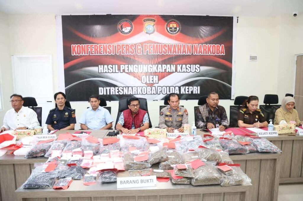 Ditresnarkoba Polda Kepri menjukkan sejumlah barang bukti narkotika dari 26 perkara yang diungkap sepanjang Juni hingga Agustus 2026, di Gedung Ditreskrimsus Polda (Kepri) Kamis (03/09/2026),