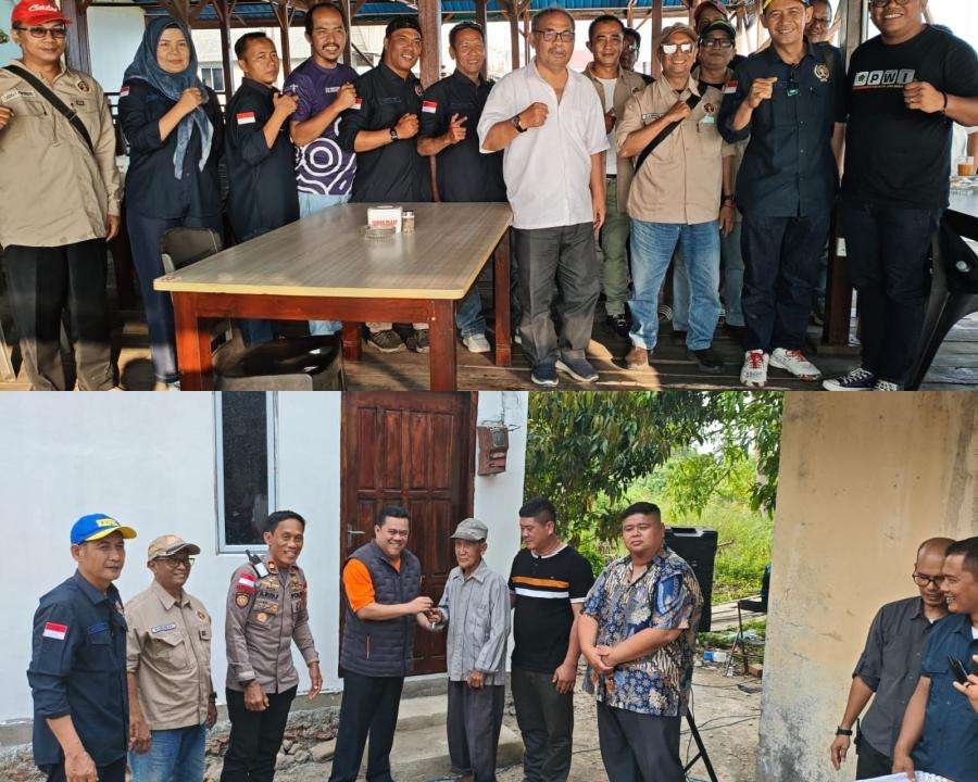 Pengurus PWI di Kabupaten Bintan, Kepulauan Riau saat menyerahkan kunci Rumah yang telah mereka bangun dalam Program Bedah Rumah PWI Bintan, kepada Kim Leng, di Desa Sebong Lagoi, Kecamatan Teluk Sebong, Kabupaten Bintan, Kepulauan Riau, Jumat (4/9/2026). (Foto: PWI Kepri)