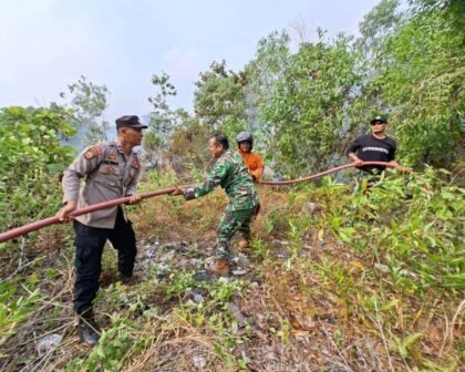Personel Polsek Tanjungpinang Timur bersama petugas Pemadam Kebakaran (Damkar), BPBD, serta personel TNI bergerak cepat menangani kebakaran lahan kosong di Jalan Daeng Celak, tepatnya di belakang RSUP Raja Ahmad Tabib (RAT) Provinsi Kepulauan Riau, Kelurahan Air Raja, Kecamatan Tanjungpinang Timur, Kota Tanjungpinang, Minggu (06/09/2026).