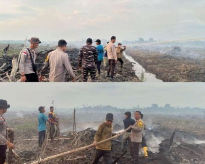 Tim Gabungan yang terdiri TNI-Polri, BPBD, pemerintah desa, masyarakat maupun pihak perusahaan saat memadamkan api di Desa Kudung, Lingga///