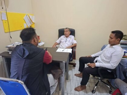 Ruslan karwayan PT CSS saat membuat aduan ke Disnaker Lingga atas PHK tanpa pesangon yangdiberikan kepadanya