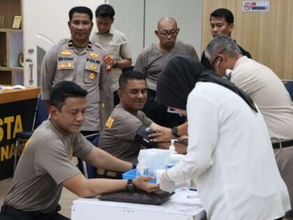 Sejumlah personil Polresta Tanjungpinang saat melakukan kegiatan donor darah di Ruang Rapat Utama (Rupatama) Polresta Tanjungpinang, Senin (07/09/2026).