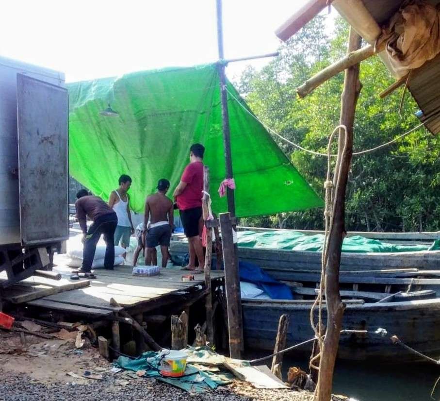 Aktivitas bongkar muat barang dari Batam di pelabuhan Sei Gentong, Tanjung Uban