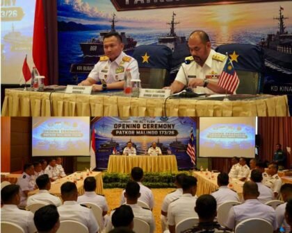 Komandan Gugus Tugas (GT) Patkor Malindo-173/26 Laksamana Pertama TNI Dedi Komarudin saat menyampaikan pemaparan, terkait kerjasama pengamanan keamanan dan keselamatan pelayaran di Selat Malaka, Selasa (08/09/2026).