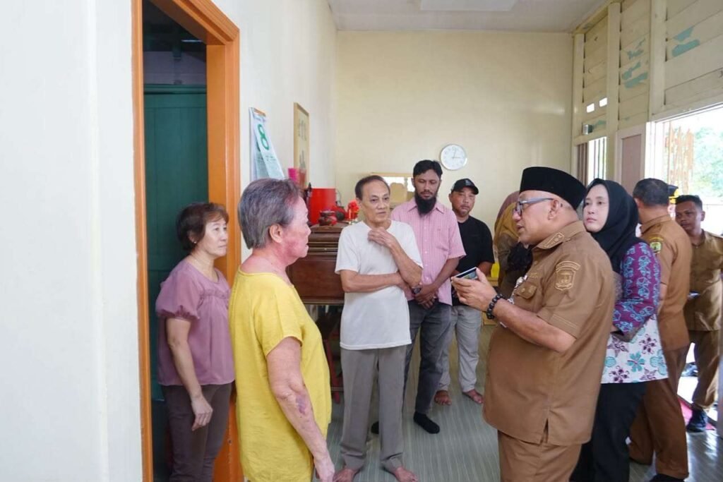 Walikota Tanjungpinang Lis Darmansyah berbincang dengan warga penerima kartu Bima Sakti