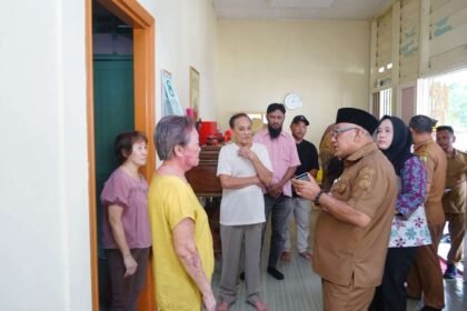 Walikota Tanjungpinang Lis Darmansyah berbincang dengan warga penerima kartu Bima Sakti