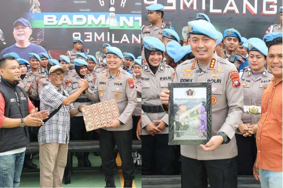 Ketua PWI Kepri Saibansah Dardani menyerahkan karikatur foto Kombes Eddwi Kurniyanto di hadapan personel Bidpropam Polda Kepri di pelataran GOR 93 Milang, Batam, Rabu (9/9/2026). (Foto: PWI Kepri)