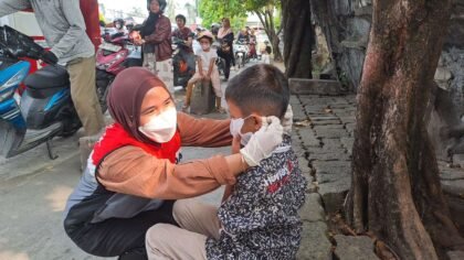 Petugas dari Pertamina Patra Niaga saat memberikan bantuan bersama BPBD terkait Penanggulangan Asap di Padang dan Sekitar, (12/09/2026)