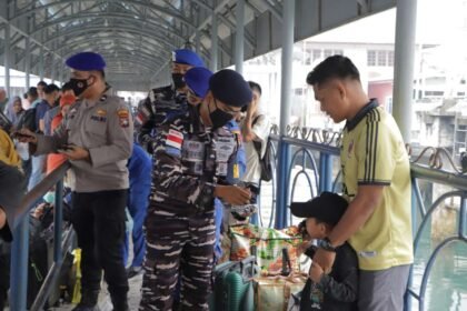 Personel Satpolairud Polres Kepulauan Anambas bersama personel Lanal Tarempa dan Babinsa Koramil Tarempa turun langsung ke Pelabuhan Tarempa, Minggu (13/09/2026).
