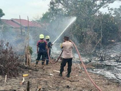 Personil Polsek Tanjungpinang Timur dan Damkar Bergerak Cepat Padamkan Kebakaran Lahan di Pinang Kencana, Minggu (13/9/2026).