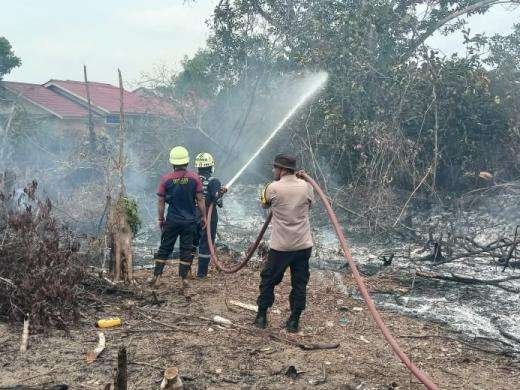 Personil Polsek Tanjungpinang Timur dan Damkar Bergerak Cepat Padamkan Kebakaran Lahan di Pinang Kencana, Minggu (13/9/2026).