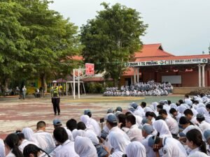 Satuan Lalu Lintas (Satlantas) Polresta Tanjungpinang melalui kegiatan Polantas Karib Police Go To School melaksanakan sosialisasi keselamatan berlalu lintas kepada siswa dan siswi SMAN 1 Tanjungpinang, Senin (31/8/2026).