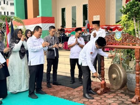 Ketua STAIN Kepri Prof. Dr. Azni, memukul gong tanda dibukanya Perkenalan Budaya Akademik dan Kemahasiswaan tahun 2026 (ft.ist)