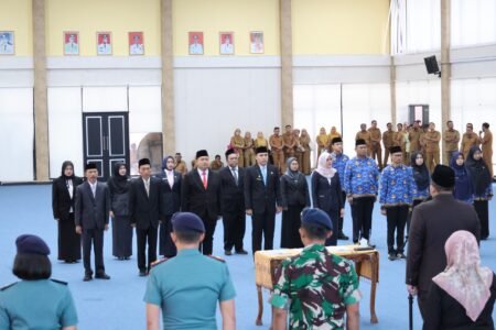 Bupati Bintan, Roby Kurniawan melantik dan mengukuhkan Pimpinan Tinggi Pratama, Pejabat Administrator, Pejabat Pengawas dan Penugasan Kepala Puskesmas, Senin (31/8) di Aula Bandar Seri Bentan.