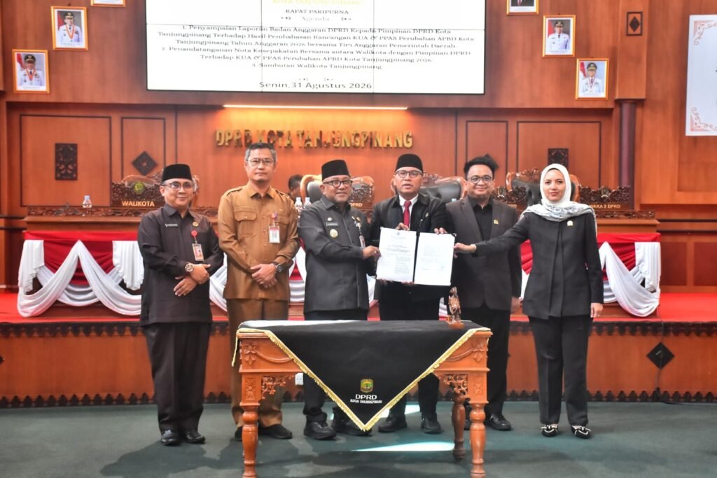 Walikota Tanjunpinang Lis Darmansyah bersama Ketua DPRD Tanjungpinang Agus Djurianto menyepakati bersama KUA PPAS perbuahan APBD 2026 dalam paripurna, Senin (31/8) (ft.Kominfo)