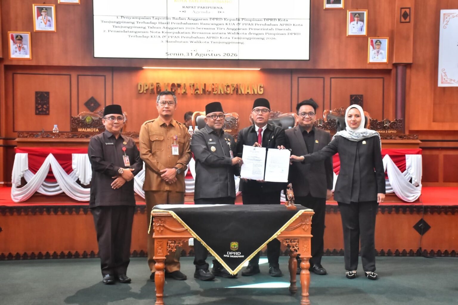 Walikota Tanjunpinang Lis Darmansyah bersama Ketua DPRD Tanjungpinang Agus Djurianto menyepakati bersama KUA PPAS perbuahan APBD 2026 dalam paripurna, Senin (31/8) (ft.Kominfo)