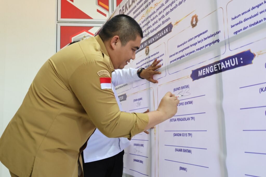 Bupati Bintan Roby Kurniawan saat mendatangani pakta integritas P4GN