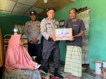Polres Karimun melalui program rutinitas Jumat Berkah, dengan menyalurkan paket bantuan tali asih kepada warga yang membutuhkan di wilayah Kecamatan Kundur, Jumat (04/09/2026).