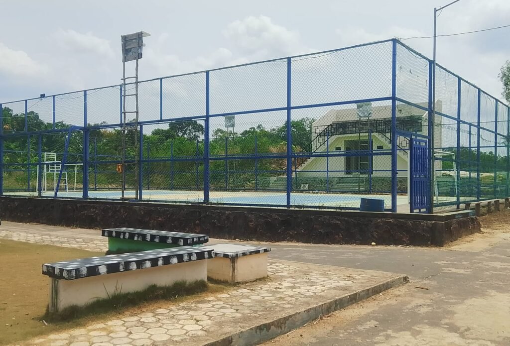 Podium lapangan futsal Desa Bukit Belah. Selain sebagai fasilitas pendukung keberadaanya juga memperindah taman desa//