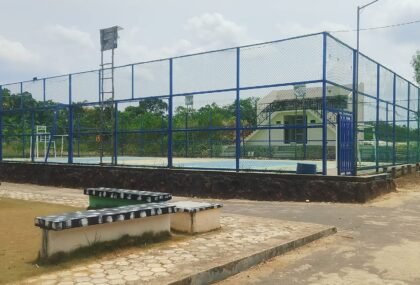 Podium lapangan futsal Desa Bukit Belah. Selain sebagai fasilitas pendukung keberadaanya juga memperindah taman desa//