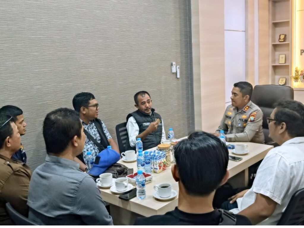 Sejumlah pengurus Persatuan Wartawan Indonesia (PWI) Provinsi Kepulauan Riau (Kepri) dan PWI Kota Tanjungpinang menggelar kunjungan silaturahmi di ruang Wakapolresta Tanjungpinang AKBP Farouk Oktora, pada Kamis (03/09/2026).