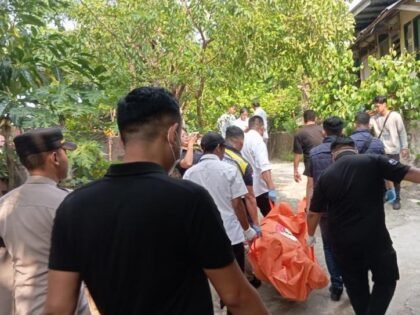 Aparat Polsek Tanjungpinag Barat dan Tim identifikasi Satreskrim Polresta Tanjungpinang membawa jasad korban ke rumah sakit guna menjalani proses visum dari tim medis RSUD Provinsi Raja Ahmad Tabib Kota Tanjungpinang, Rabu (09/09/2026)